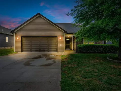 1867 Camelot Dr, Clarksville, TN 37040