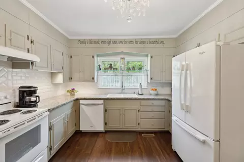 Kitchen - 155 High St, Morrison, TN 37357 photo 3 of 4
