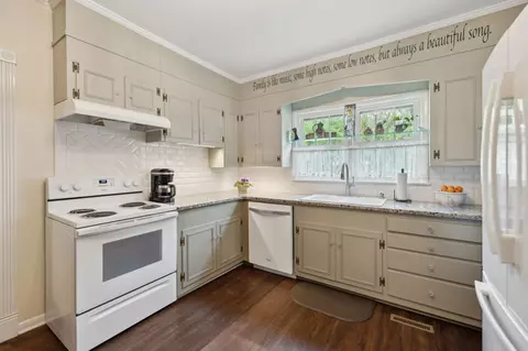 Kitchen - 155 High St, Morrison, TN 37357 photo 4 of 4