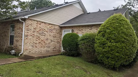 290 Lake Chateau Dr, Hermitage, TN 37076