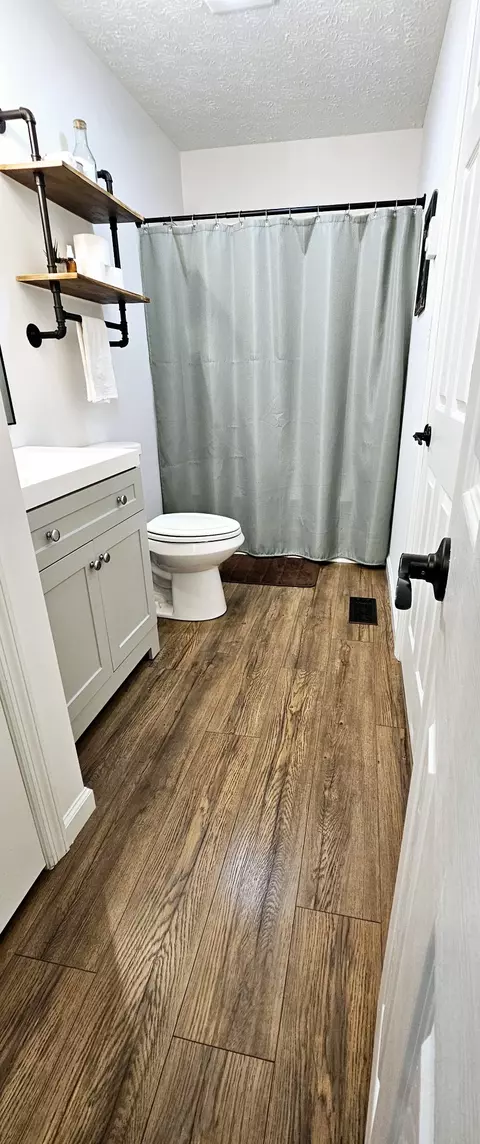 Bath - 429 E Castle St, Murfreesboro, TN 37130 photo 1 of 2