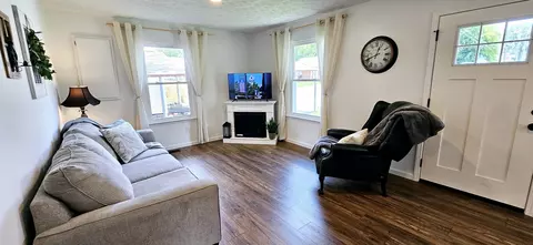 Living - 429 E Castle St, Murfreesboro, TN 37130 photo 2 of 2