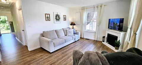 Living - 429 E Castle St, Murfreesboro, TN 37130 photo 1 of 2