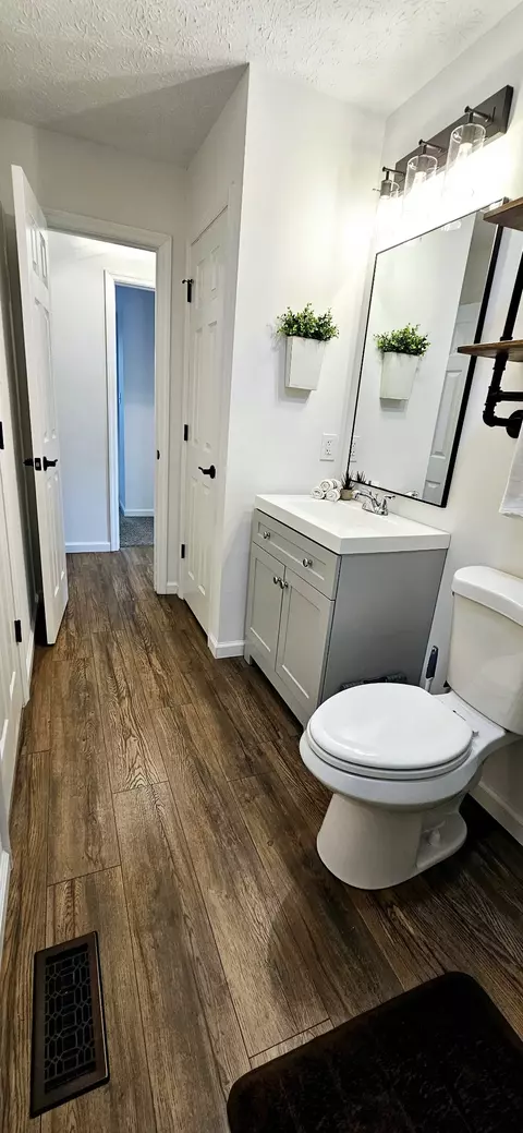 Bath - 429 E Castle St, Murfreesboro, TN 37130 photo 2 of 2