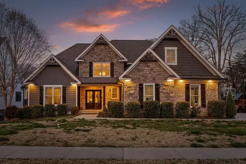 563 Clear Canyon Dr, Hixson, TN 37343