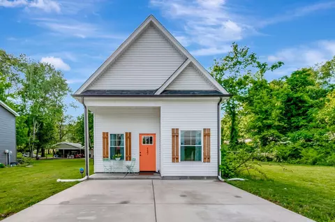 517 Main St, Burns, TN 37029