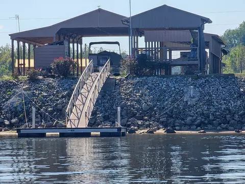 487 River Front Dr, Clifton, TN 38425