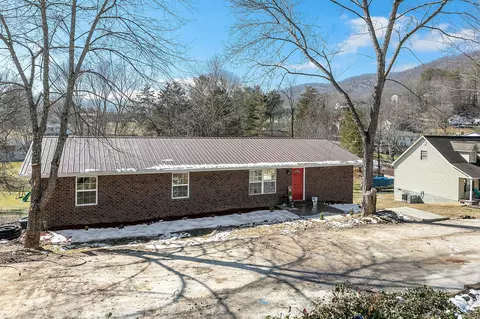 345 Eagle Bluff Rd, Jacksboro, TN 37757 photo 2