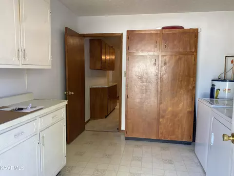 312 E 2nd Ave, Oneida, TN 37841 photo 8