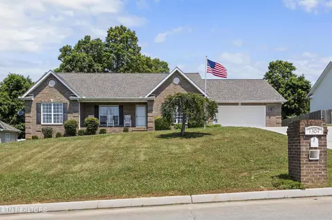 1304 Tomahawk Dr, Maryville, TN 37803