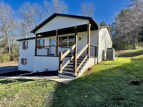359 Academy Dr, Friendsville, TN 37737