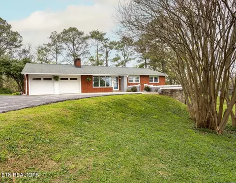 209 N Riverview Cir, Sevierville, TN 37862