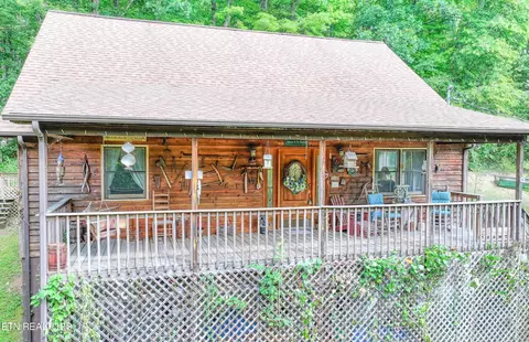 1067 Lindsey Mill Cir, Rocky Top, TN 37769