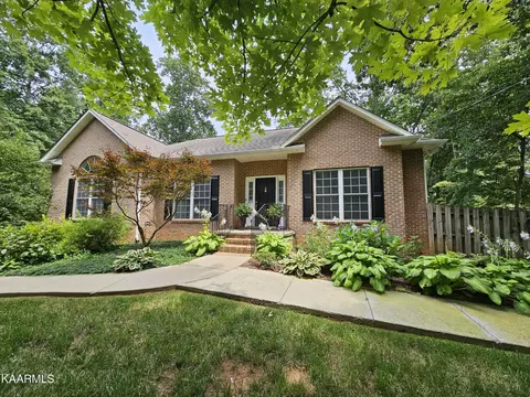 1081 W Outer Dr, Oak Ridge, TN 37830
