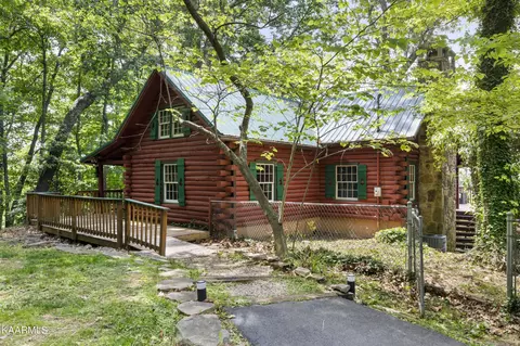 1008 E Foothills Dr, Gatlinburg, TN 37738
