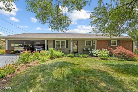 1828 Scenic Dr, Maryville, TN 37803