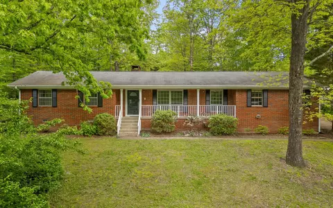 1704 Leavitt Dr, Signal Mountain, TN 37377
