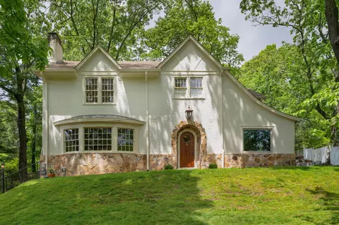 1102 Tinkerbell Ln, Lookout Mountain, GA 30750