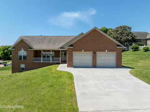 121 Autumn View Dr, Maryville, TN 37803