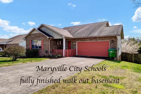1129 Willow Creek Cir, Maryville, TN 37804