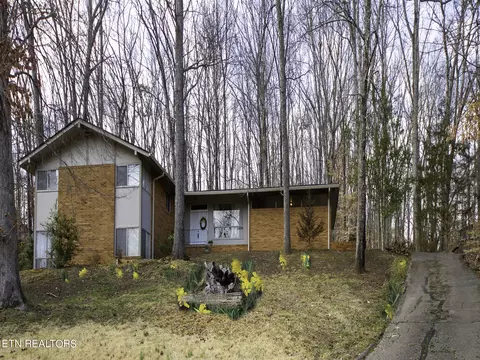 104 Mohawk Rd, Oak Ridge, TN 37830