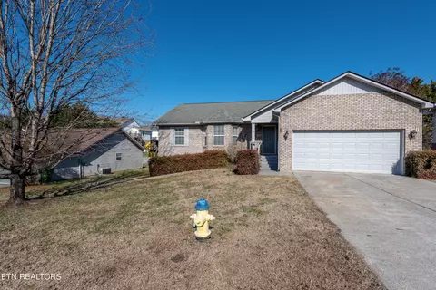 2515 Willow Bend Dr, Maryville, TN 37804