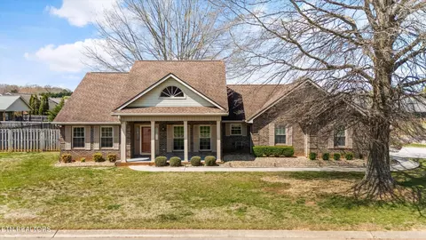 1323 Liverpool Ln, Maryville, TN 37803