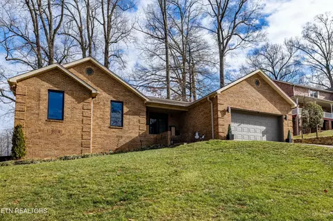 1008 Saint Johns Dr, Maryville, TN 37801