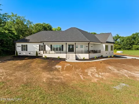 231 Charlie Ln, Maryville, TN 37804