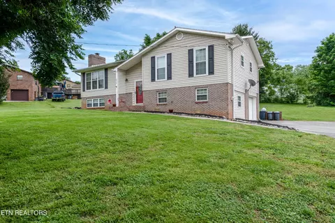 2930 W Hills Dr, Maryville, TN 37803