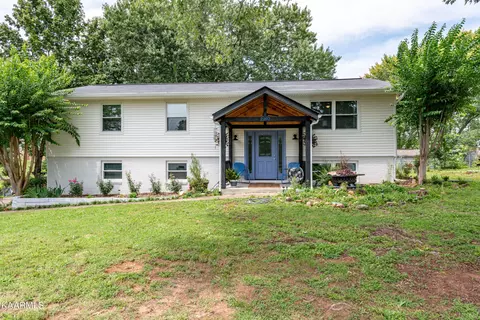 2102 Colonial Cir, Maryville, TN 37803