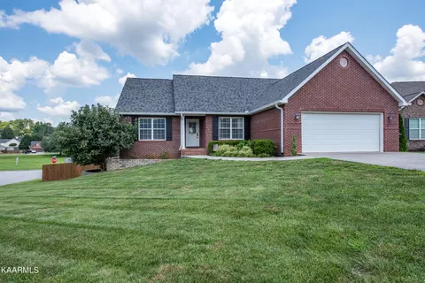 1602 Erin Dr, Maryville, TN 37803