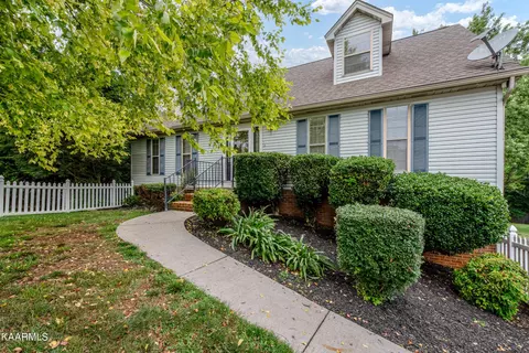 2213 Buttonwood Ct, Maryville, TN 37803
