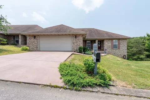 322 Royal Oaks Dr, Maryville, TN 37801