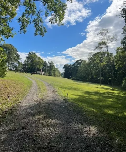 818 Rogues Fork Rd, Bethpage, TN 37022