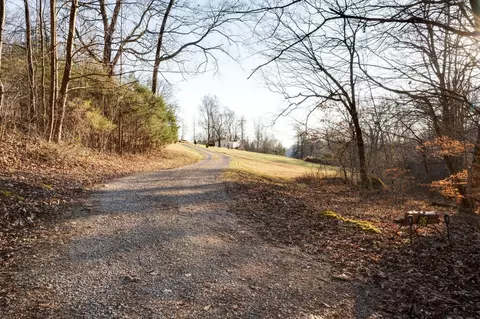 818 Rogues Fork Rd, Bethpage, TN 37022 photo 2