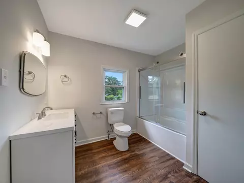 Bath - 810 Pond Rd, Dickson, TN 37055 photo 1 of 2
