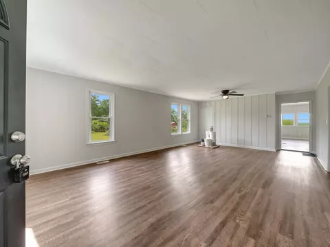 Living - 810 Pond Rd, Dickson, TN 37055 photo 2 of 8