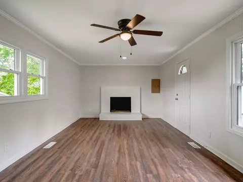 Living - 810 Pond Rd, Dickson, TN 37055 photo 4 of 8