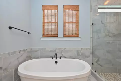 Bath - 5635 Eaglemont Dr, Murfreesboro, TN 37129 photo 2 of 4