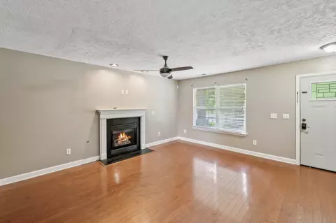 Living - 325 Golfview Ln, Springfield, TN 37172 photo 3 of 7