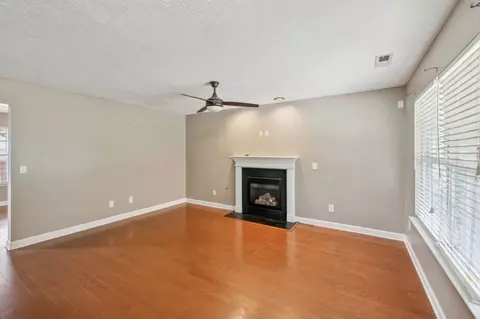 Living - 325 Golfview Ln, Springfield, TN 37172 photo 2 of 7