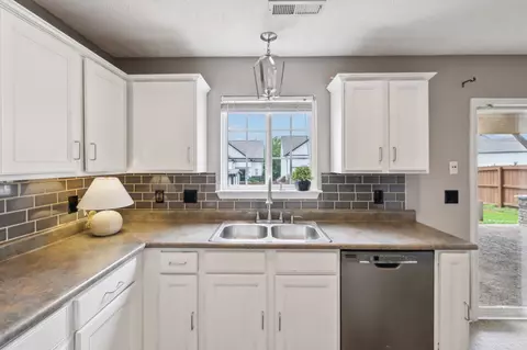Kitchen - 325 Golfview Ln, Springfield, TN 37172 photo 6 of 7