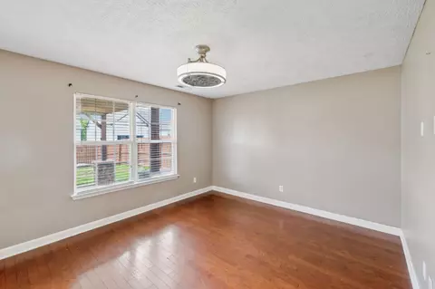 Living - 325 Golfview Ln, Springfield, TN 37172 photo 5 of 7