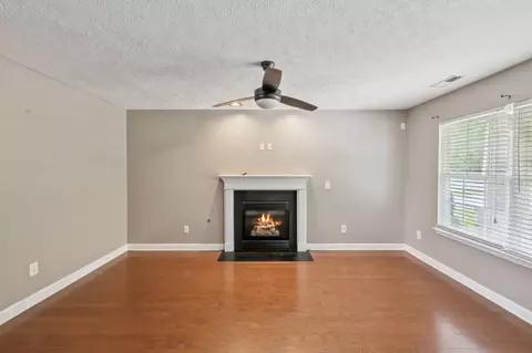 Living - 325 Golfview Ln, Springfield, TN 37172 photo 4 of 7
