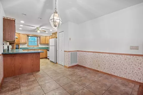 Dining - 6601 Hunter Rd, Harrison, TN 37341 photo 3 of 3