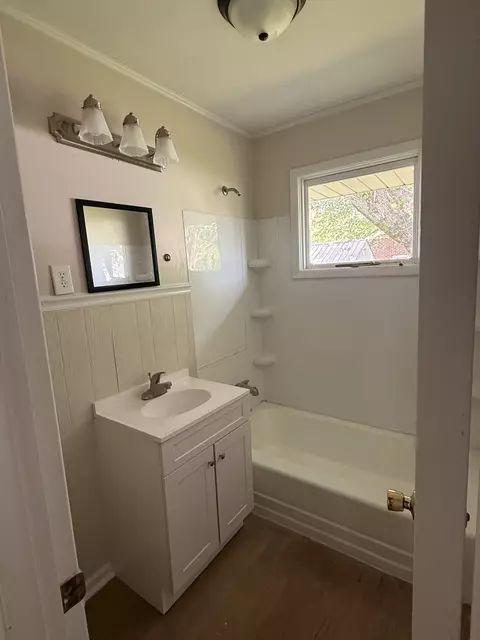 Bath - 205 Donoho Ave, Lafayette, TN 37083 photo 1 of 1