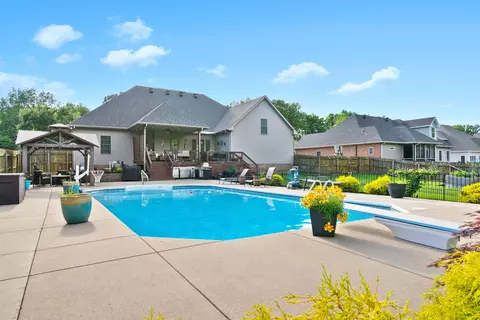 975 S Ridge Trl, Clarksville, TN 37043