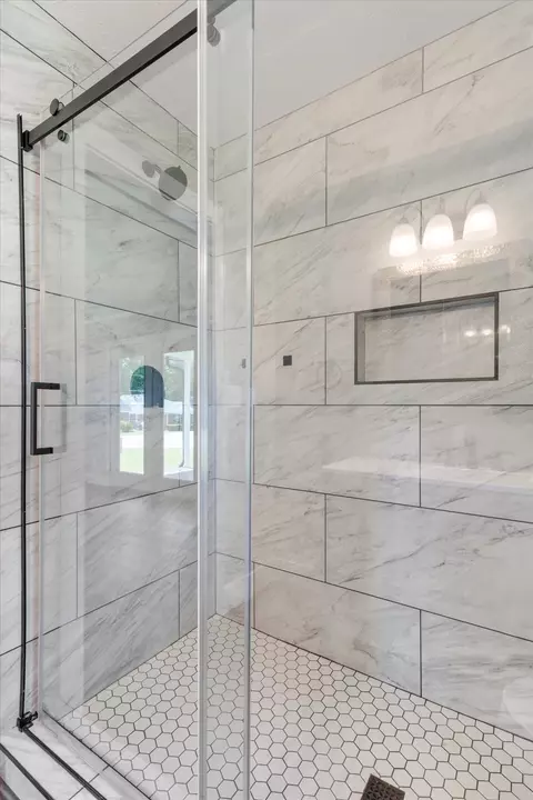 Bath - 108 Brook Dr, Dickson, TN 37055 photo 2 of 3