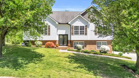 2212 N Fork Dr, Soddy Daisy, TN 37379